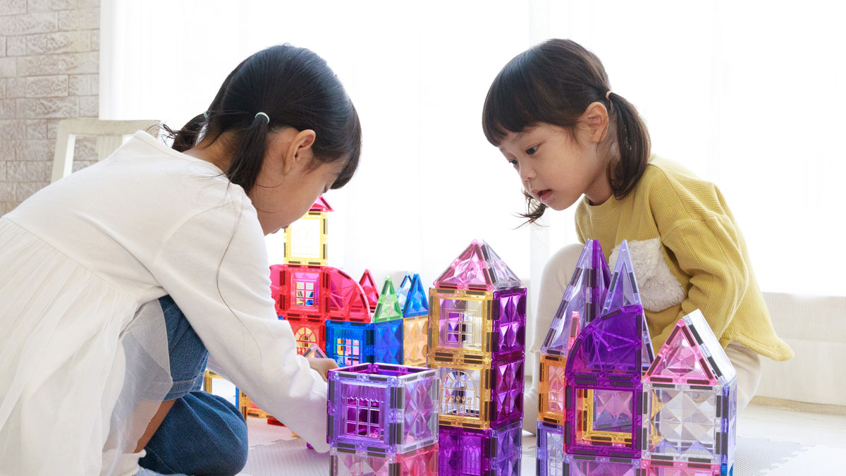マグネットブロック・ピタパレで遊ぶ子どもたち
