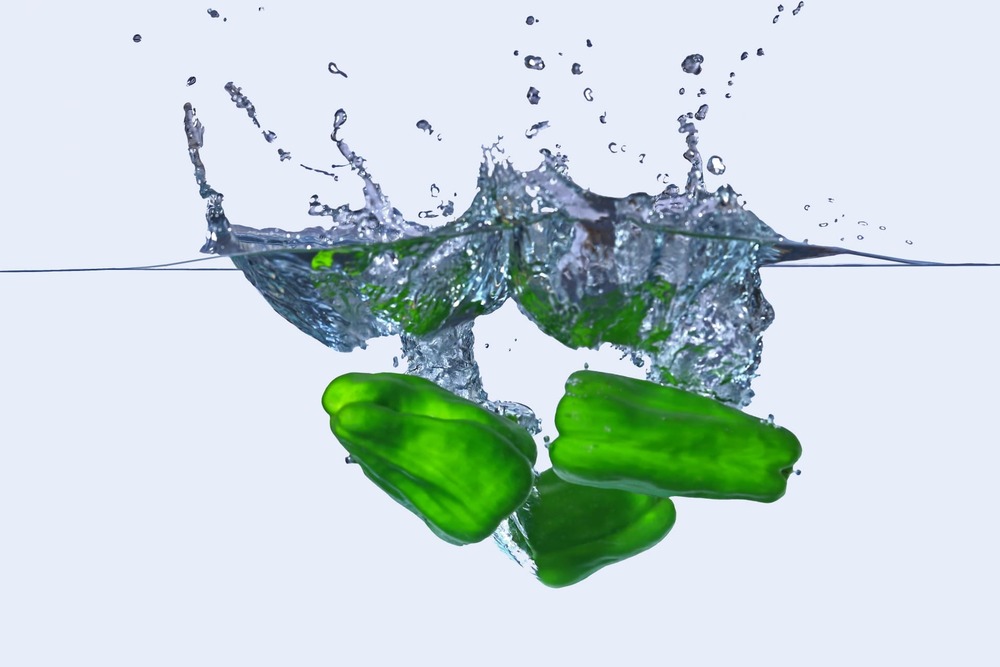 水に入った野菜が浮くか沈むかを観察している様子