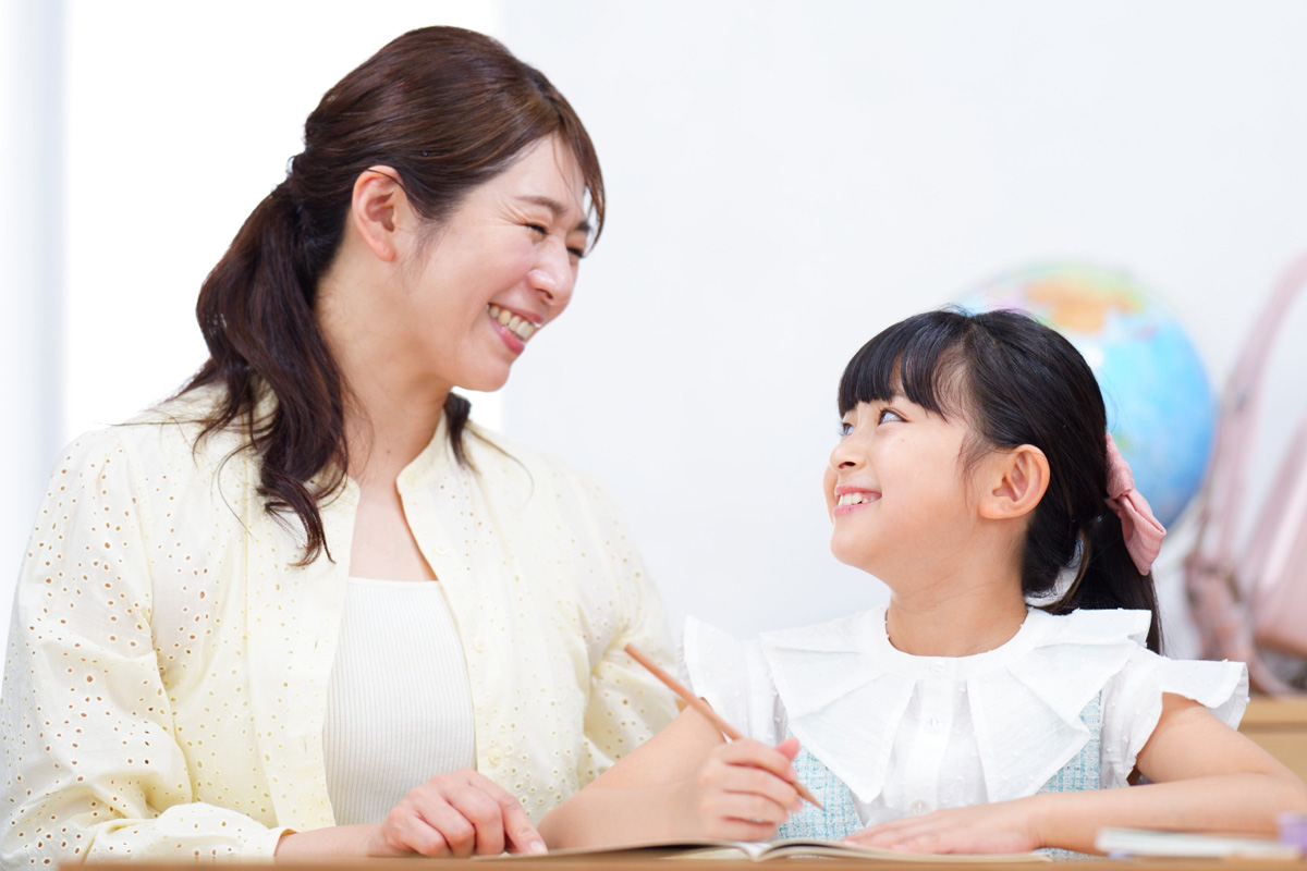 親子で自由研究に取り組む様子