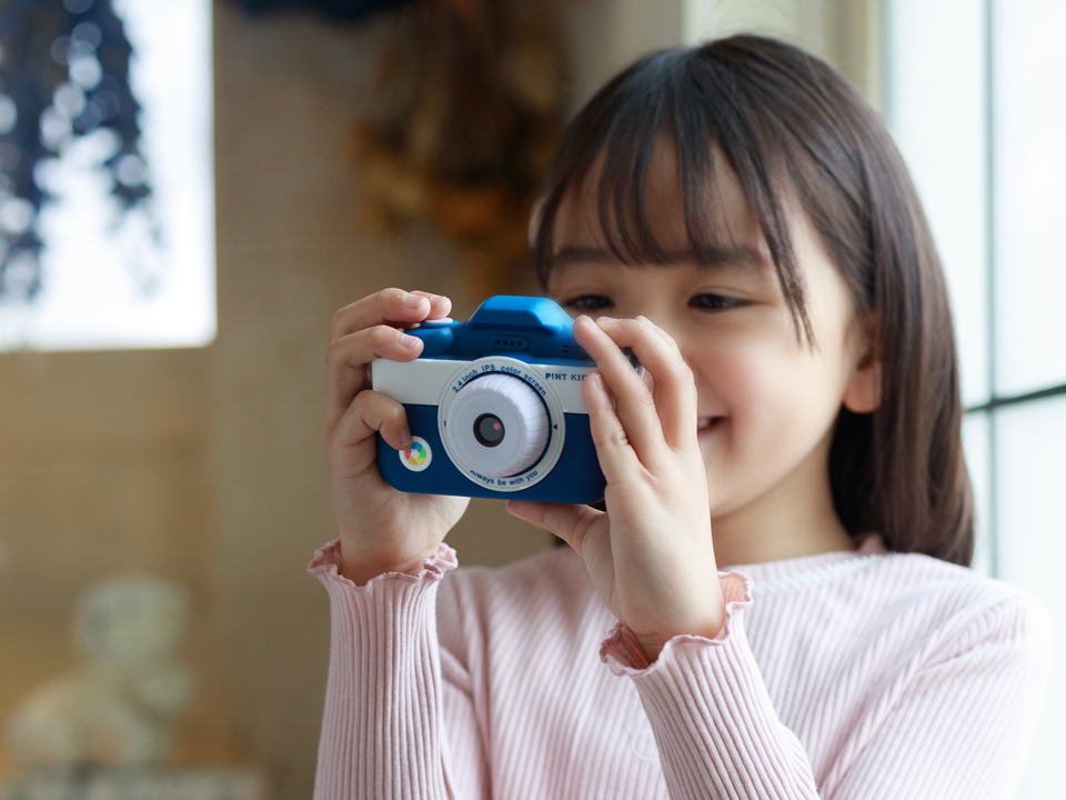 ピントキッズをかまえて撮影する子ども