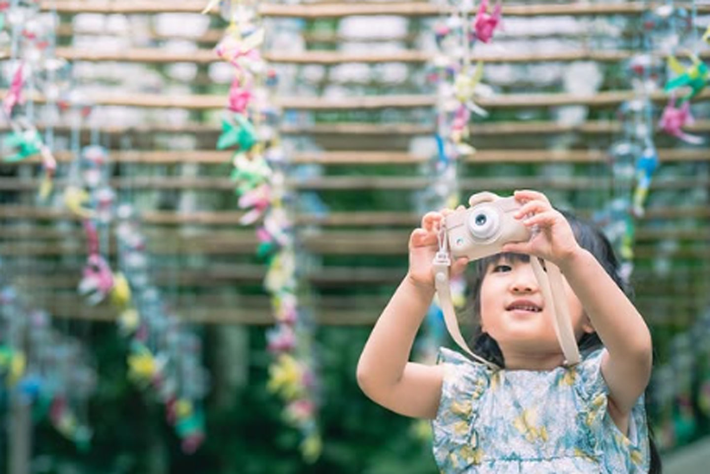 子どもが自分のカメラで撮影する様子