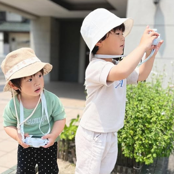 保育園・幼稚園の子どもがピントキッズを持っている様子