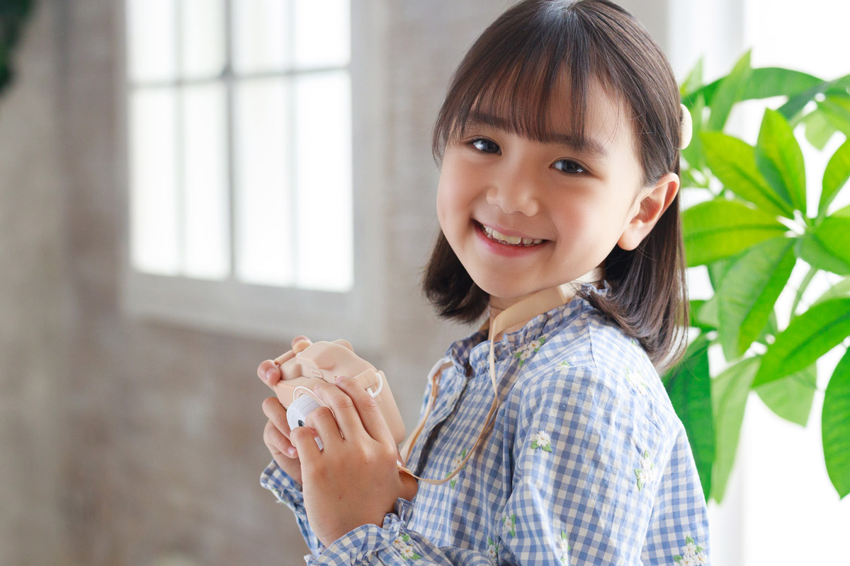 キッズカメラで撮影を楽しむ子ども