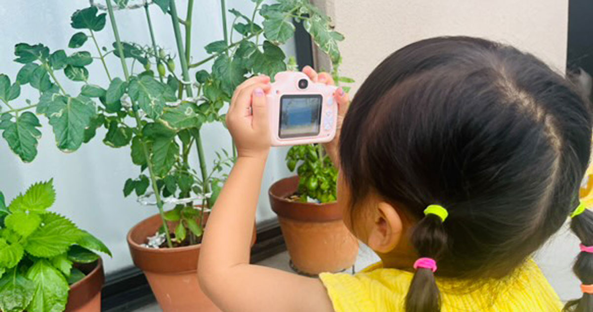 キッズカメラで撮影を楽しむ子ども