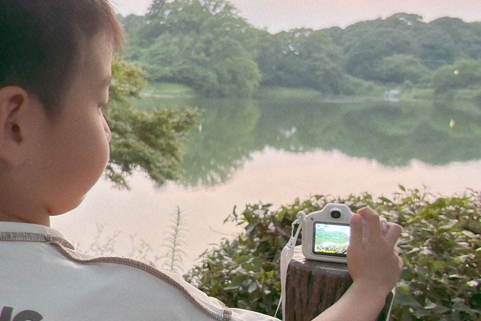 バルーンの前で笑顔の子ども