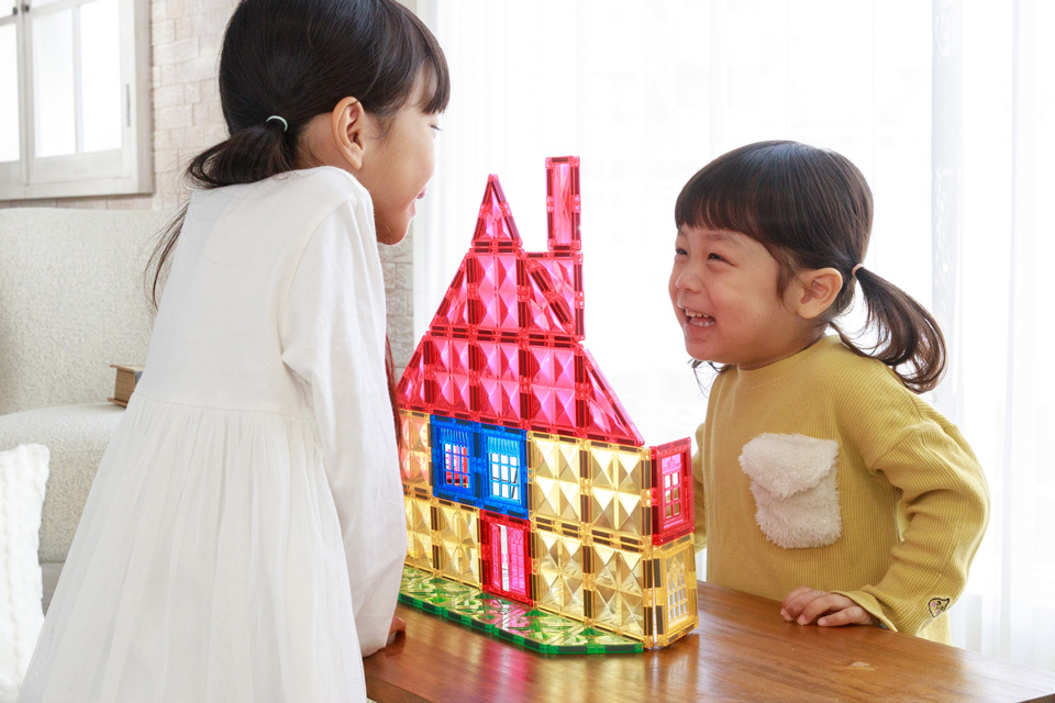 ピタパレ サンリオキャラクターズで作品を完成させる子どもたち