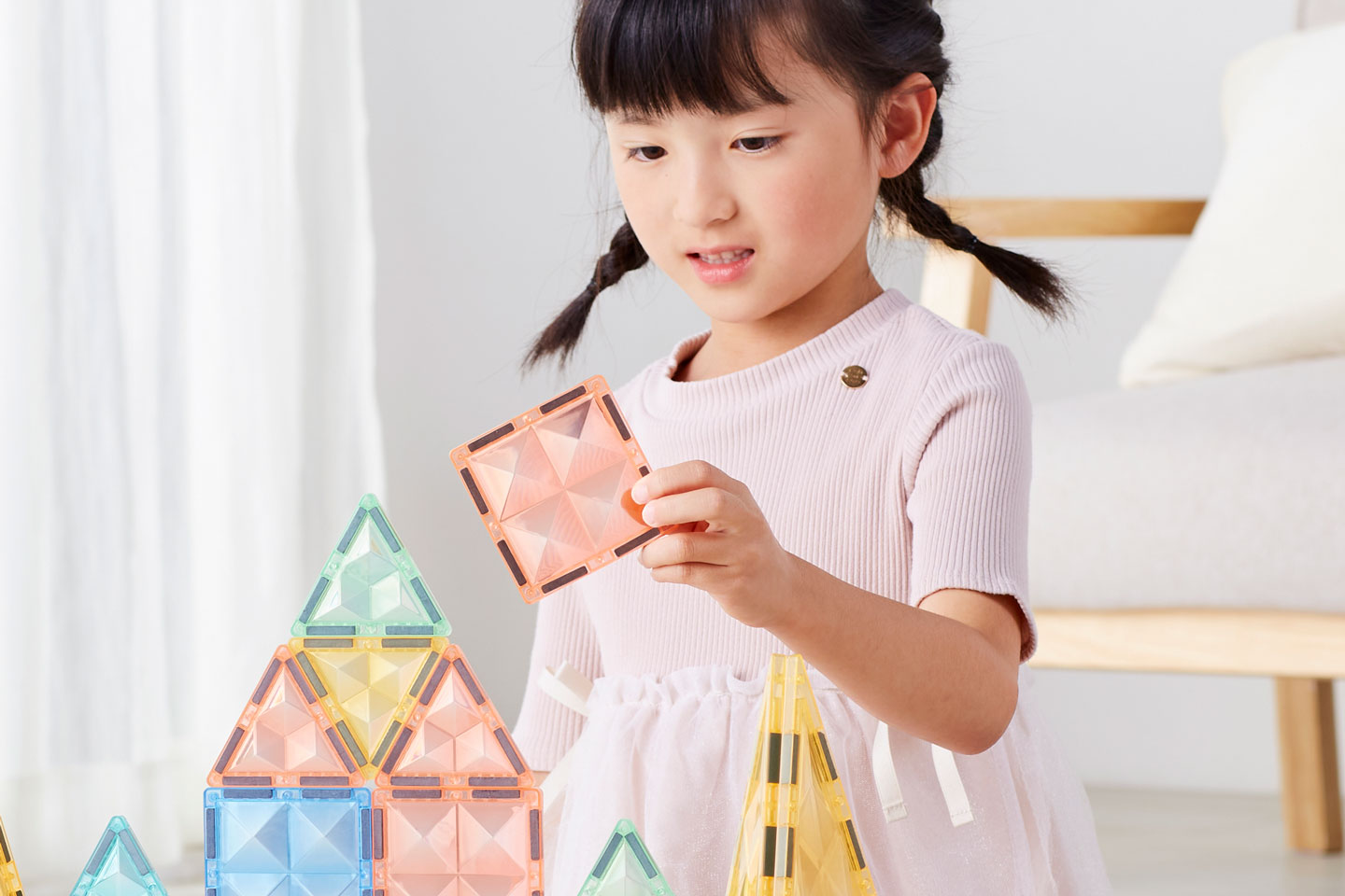 ピタパレのマグネットブロックで遊ぶ子ども