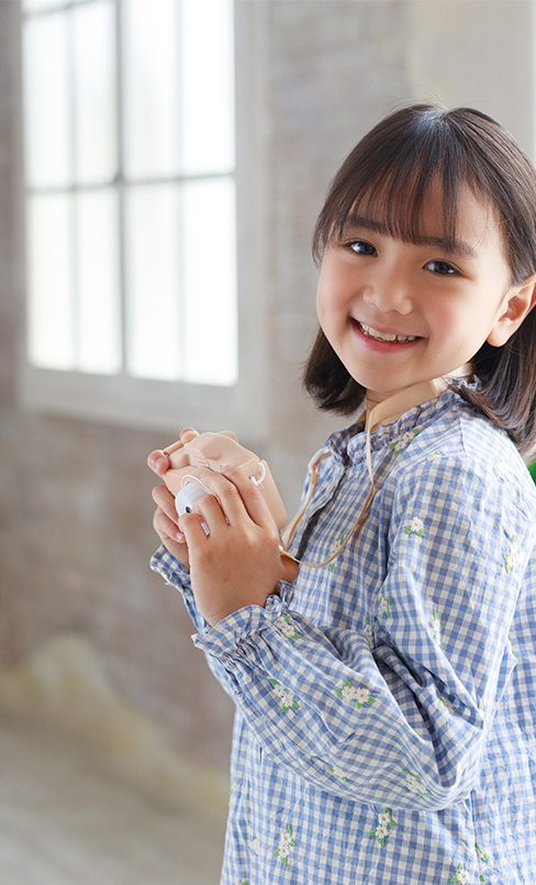 ピントキッズのキッズカメラを構えて撮影する女の子