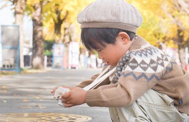 公園でピントキッズを構えて撮影する子ども
