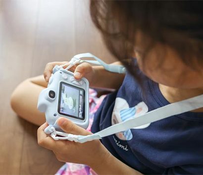 ピントキッズの画面を操作する子ども